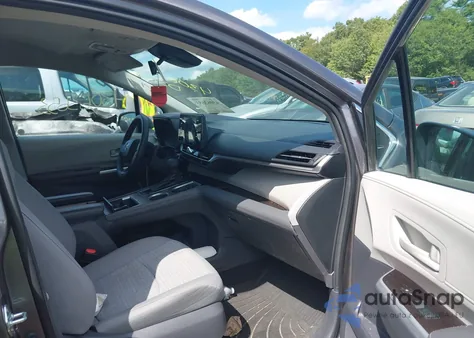 2021 Toyota Sienna Le z USA, uszkodzony, nr VIN 5TDKSKFC3MS036204